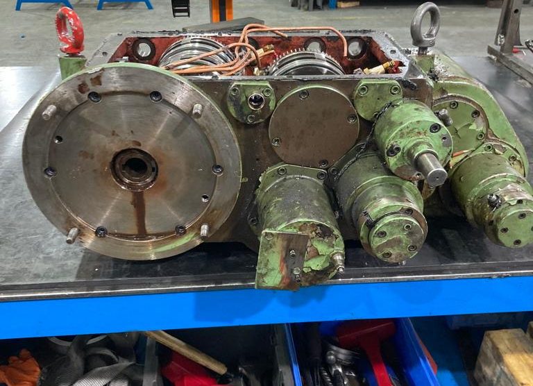 Reparación de caja de embragues mandrinadora SKODA