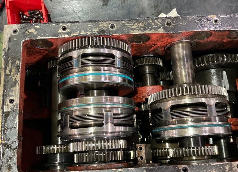 Reparación de caja de embragues mandrinadora SKODA