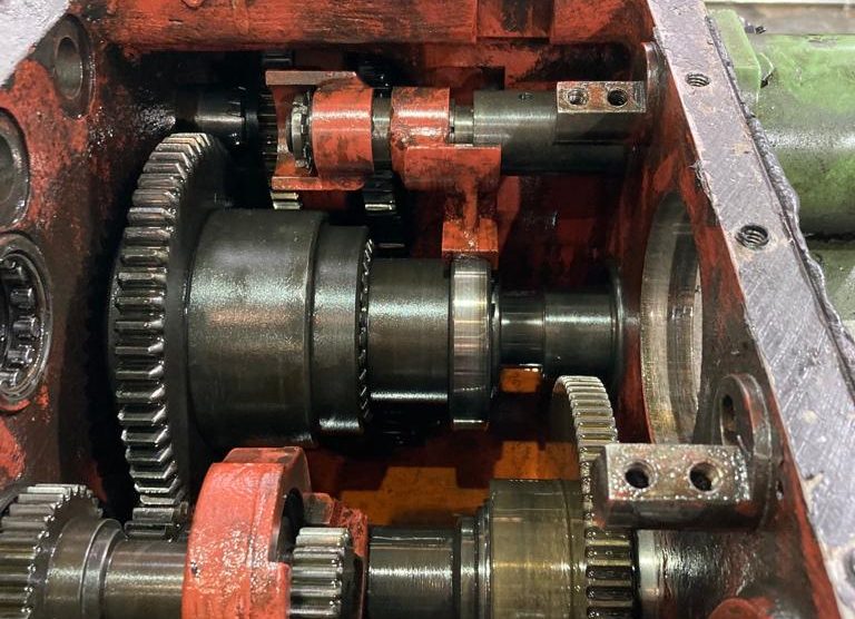 Reparación de caja de embragues mandrinadora SKODA